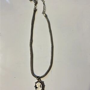Vintage-Style Cameo Pendant Necklace in Silver
